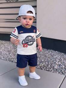 SHEIN 男婴两件套夏季套装，时尚卡通字母印花短袖上衣搭配纯色短裤，活泼可爱，适合户外活动、舒适居家穿着和休闲聚会。 - 藍色 - 查看 3
