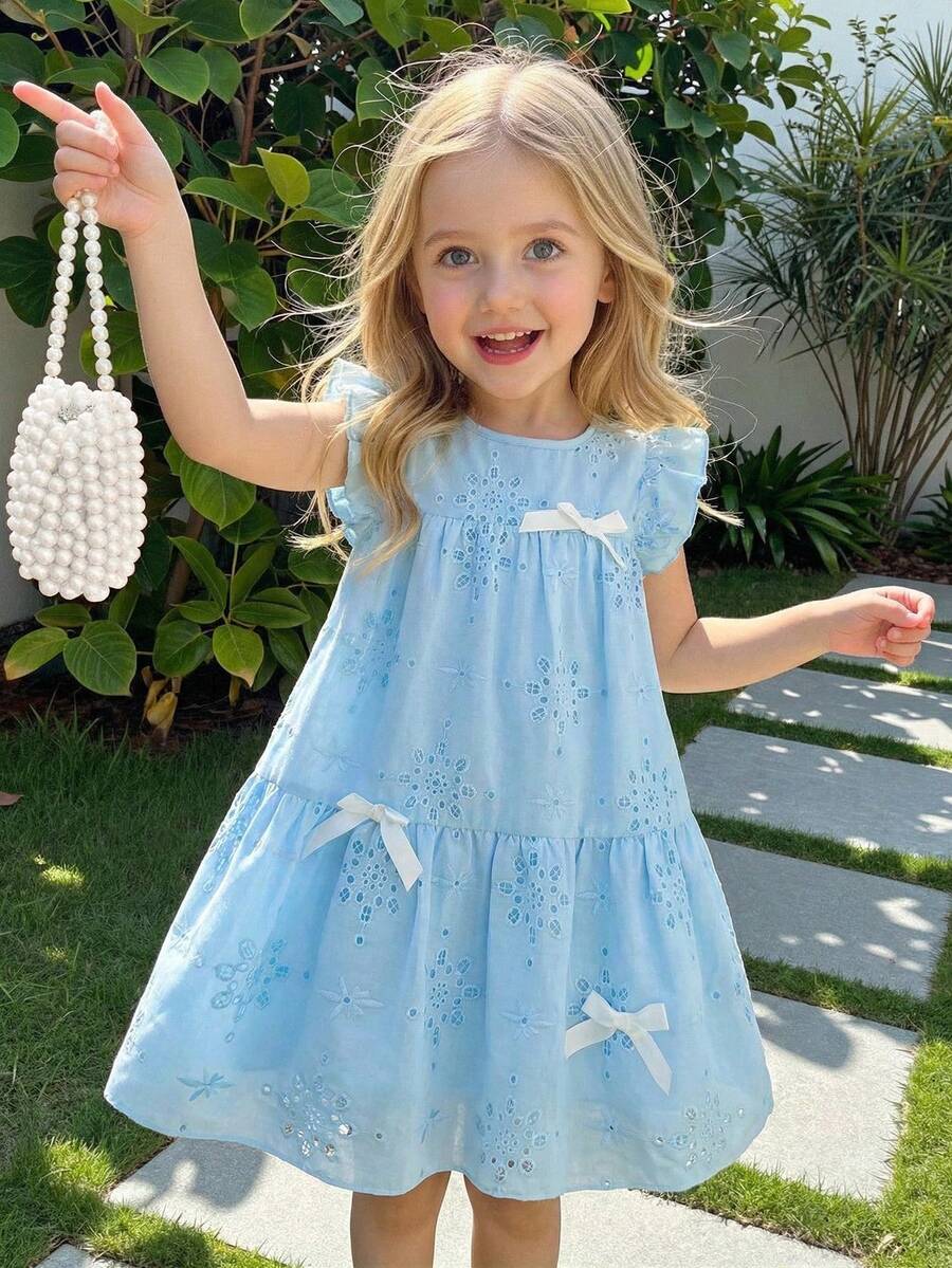 SHEIN Vintaside Kids 女童休闲时尚蓝色度假连衣裙，正面饰有可爱的白色3D蝴蝶结丝带，蓝色编织刺绣面料，荷叶袖圆领拼接连衣裙，适合可爱、俏皮、优雅、简约韩式风格，适合日常、上学、外出、度假、派对、节日穿着，春夏女童碎花连衣裙，蓝色夏季女童连衣裙。儿童连衣裙，粉蓝色女童连衣裙，儿童连衣裙，天蓝色女童连衣裙，蓝色吊带女童连衣裙，优雅派对连衣裙。 - 淺藍色 - 查看 1