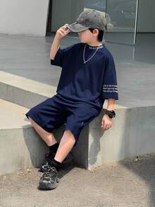 SHEIN 男童休闲韩版宽松圆领半高领短袖字母印花T恤，适合通勤、上学、日常休闲、运动、春夏穿着。 - 藏蓝色 - 查看 4