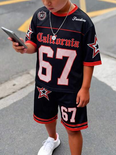 SHEIN 男童休闲经典酷炫棒球运动风套装，67号，哥特式芝加哥文字，星形图案印花短袖圆领T恤和短裤两件套，适合夏季穿着