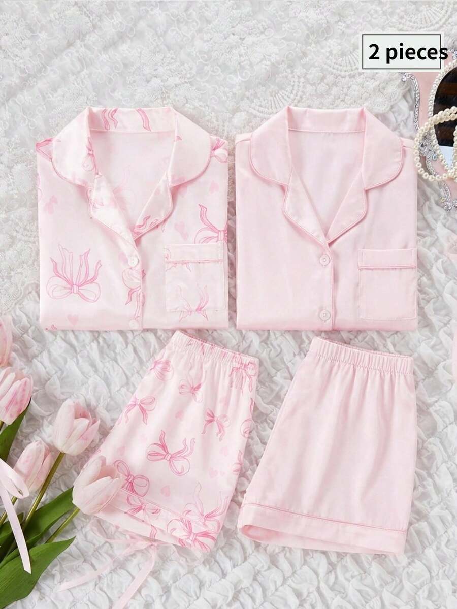 Conjunto de pijama infantil feminino, tecido de cetim macio, blusa de manga curta e shorts com laço charmoso e estampa, roupa de dormir confortável. - Multicolorido - Ver 1