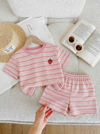 Bộ 2 món cho bé gái, gồm áo tay ngắn và quần short kiểu dáng tối giản, thích hợp cho mùa hè.