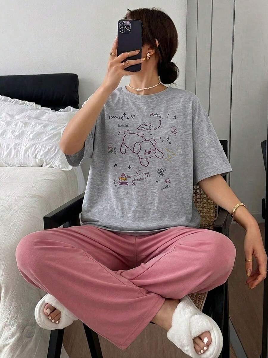 DAZY 女士趣味卡通字母印花落肩宽松上衣和裤子睡衣套装，适合春、夏、秋季穿着。 - 灰色 - 查看 1