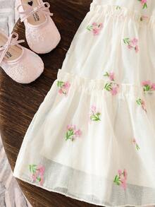 Elladie kids Đầm cổ yếm cho bé gái với họa tiết hoa, nơ trang trí ở cổ, kiểu dáng tươi tắn và dịu dàng, thích hợp cho các chuyến đi chơi mùa hè, ngọt ngào và dễ thương, chiếc đầm hè giản dị và đa năng. - Màu be - Xem 6
