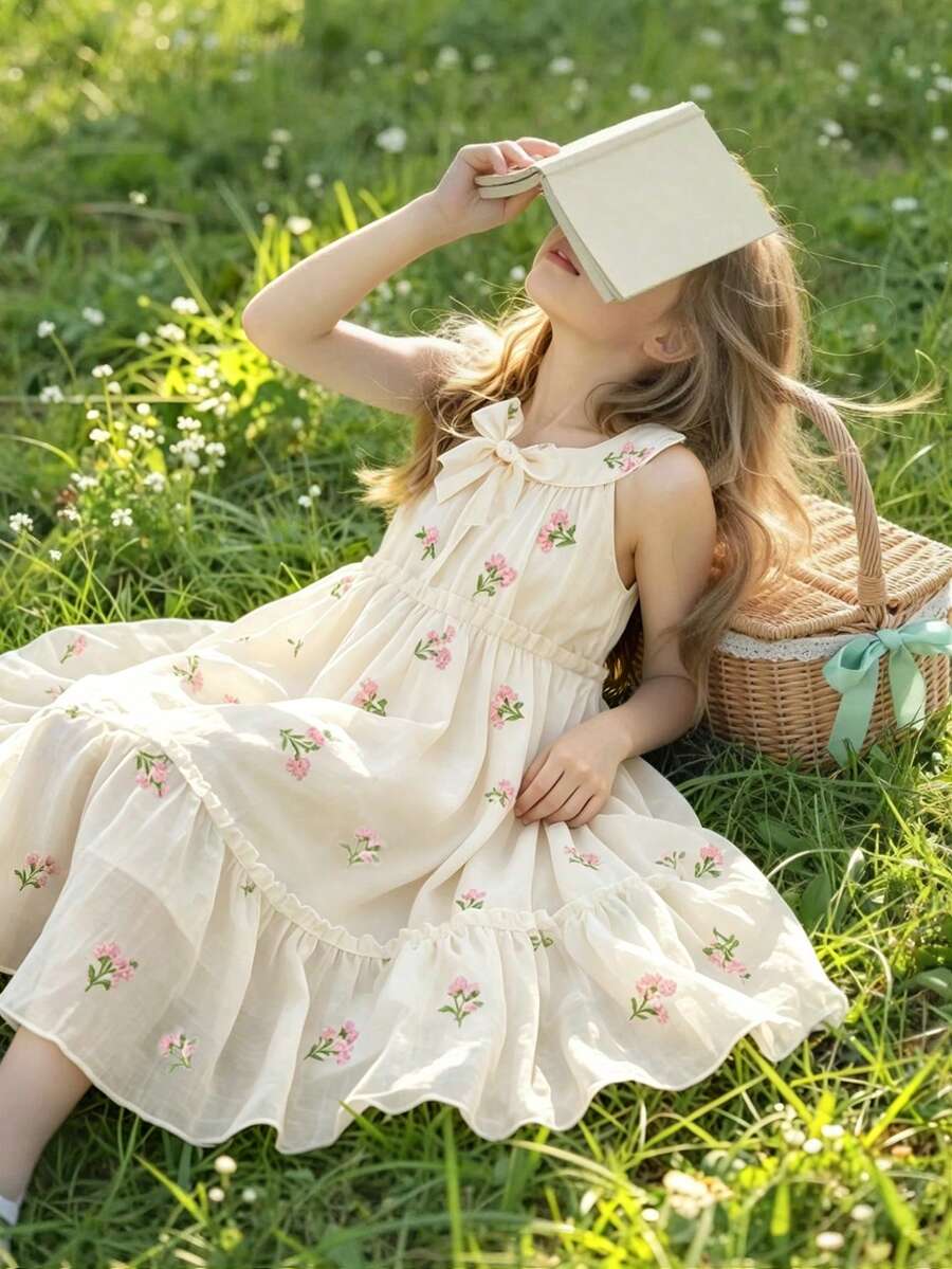 Elladie kids Đầm cổ yếm cho bé gái với họa tiết hoa, nơ trang trí ở cổ, kiểu dáng tươi tắn và dịu dàng, thích hợp cho các chuyến đi chơi mùa hè, ngọt ngào và dễ thương, chiếc đầm hè giản dị và đa năng. - Màu be - Xem 1