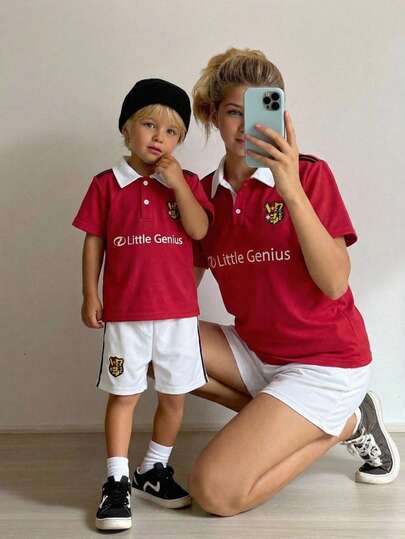 SHEIN 2件套男童休闲运动舒适时尚简约实用百搭足球图案T恤和白色短裤，适合上学、度假、聚会、春夏穿着。