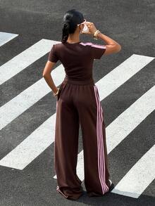 Muchica 女士条纹拼接圆领复古马刺绣短袖T恤和阔腿裤休闲两件套，适合外出、街头风、机场、返校、健身、时尚、Y2K风格 - 棕色 - 查看 2