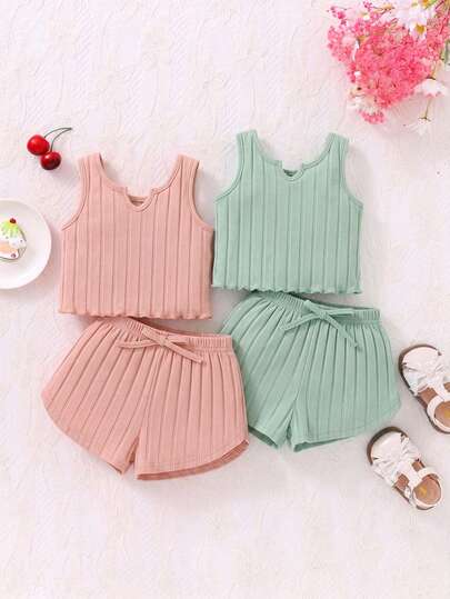 Bộ 4 món cho bé gái, gồm áo hai dây dệt kim màu trơn và quần short cạp chun.