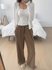 DAZY 3件組女款休閒家居服套裝，純色開襟衫、細肩帶背心與條紋長褲睡衣 - 白色 - 查看 3