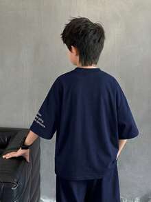SHEIN 男童休闲韩版宽松圆领半高领短袖字母印花T恤，适合通勤、上学、日常休闲、运动、春夏穿着。 - 藏蓝色 - 查看 2