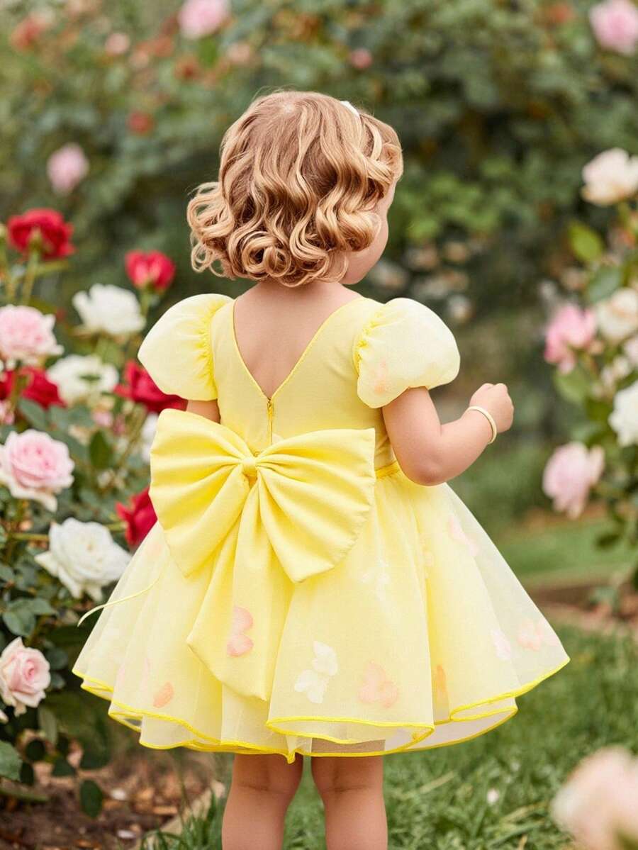 SHEIN Glamorique Kids 花童生日派对婚礼场合礼服，配有可拆卸大蝴蝶结，女婴黄色花瓣袖雪纺连衣裙，黄色网纱公主裙，饰有3D立体花朵，中东风格，轻盈透气，适合夏季、海滩、热带度假