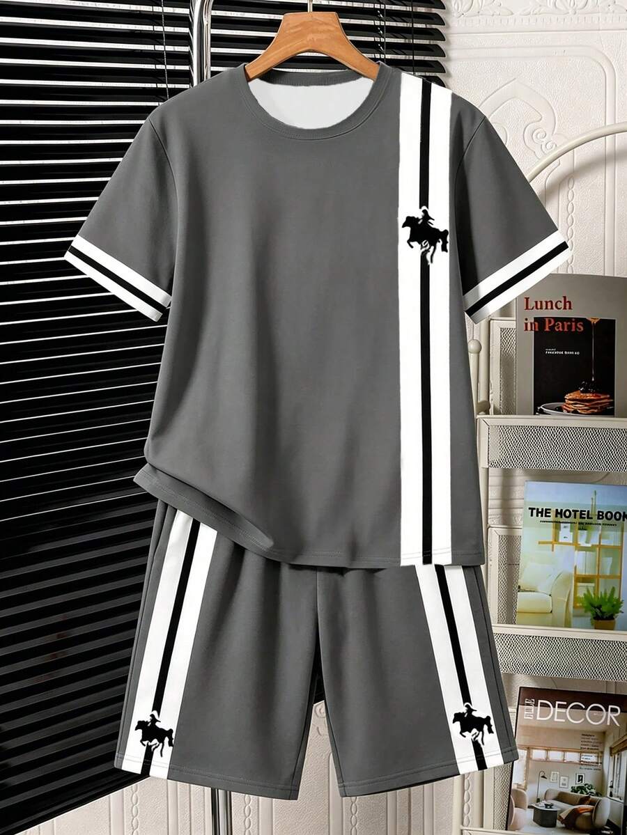 青少年男孩數位馬匹印花短袖上衣與短褲套裝,春夏季休閒舒適時尚風格,適合出遊、戶外運動、戶外野餐、街頭攝影,白色對比色織帶條紋印花 - 彩色 - 查看 1