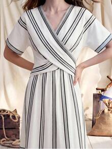 Zovinel Nuevo Llegado de Verano: Vestido Elegante de Cuello en V - Manga Corta, Rayas Anchas y Estrechas en Contraste, Silueta Larga y Relajada. Esta Pieza Retro Francesa Combina el Encanto de las Vacaciones con la Elegancia de la Oficina, Presumiendo un Corte Evasé Que Estiliza la Figura - Multicolor - Ver 6