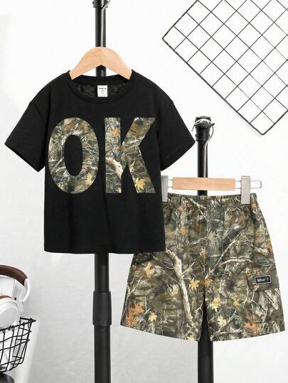 SHEIN 两件套男童休闲枫叶字母印花圆领T恤搭配松紧腰带工装口袋短裤，适合秋季、春季、夏季户外玩耍、上学、街头风、派对和休闲场合。