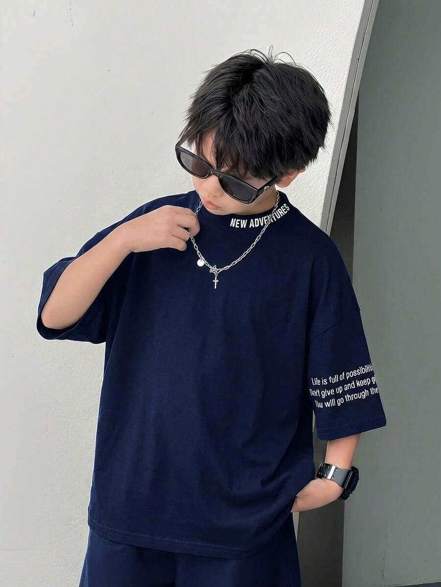SHEIN 男童休闲韩版宽松圆领半高领短袖字母印花T恤,适合通勤、上学、日常休闲、运动、春夏穿着。 - 藏蓝色 - 查看 1