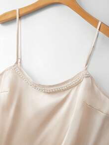 GlowEve CURVE Camiseta de satén con decoración de perlas falsas para mujer de talla grande, elegante camiseta de satén color champán, blusa sin mangas con diseño de cuello de perlas falsas, lujosa camiseta de satén con perlas falsas, adecuada para fiestas o uso en casa, Día de San Valentín/Festival de Qixi: El material de satén tiene un brillo brillante y los acentos de perlas falsas le dan un toque suave y romántico. Se puede combinar con una falda o una chaqueta para crear un look de noche de cita. Fiesta de Navidad/Año Nuevo: Se puede usar como capa interior o exterior con un suéter o un mini camiseta, los detalles refinados le ayudarán a destacar en la fiesta de Nochevieja o en una noche de chicas. - Champán - Ver 3