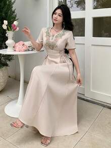 Celisse 杏色刺绣饰边腰带优雅连衣裙，女士款 - 杏色 - 查看 5