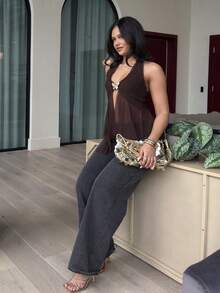 leahseptember Glamine Vacay Vibes 花卉沙滩清凉女式时尚度假露背系带荷叶边不对称下摆金属蝴蝶装饰网纱背心，圣诞节、新年、感恩节 - 咖啡棕 - 查看 3