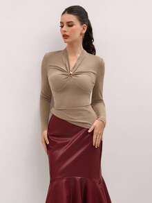 NOVVYNE 金属扣V领褶裥长袖优雅修身T恤 - 棕色 - 查看 6