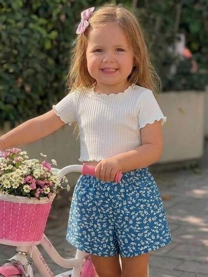SHEIN Bộ 2 món cho bé gái, kiểu dáng thường ngày, thoải mái, cổ tròn, viền bèo nhún, màu trơn, tay ngắn và quần short họa tiết hoa nhí.