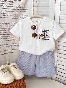 SHEIN Bộ 2 món đồ mặc nhà phong cách sinh viên, đi nghỉ mát cho bé trai - Áo thun cổ tròn tay ngắn in hình cây cọ và quần short kẻ sọc lưng thun có túi, thích hợp cho tiệc sinh nhật, tiệc tùng, biểu diễn, đám cưới, lễ rửa tội, tựu trường, mặc hàng ngày, đi học, du lịch, thể thao, mùa xuân và mùa hè. - Nhiều màu - Xem 8