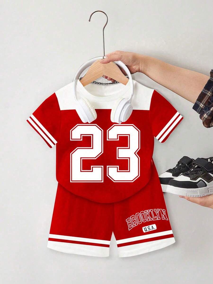 SHEIN Playful Pals 一套幼儿男童休闲运动套装,包括一件布鲁克林23撞色圆领短袖T恤和一条红色短裤,适合外出、运动和其他场合,鲜艳的红白撞色设计,夏季服装 - 彩色 - 查看 1