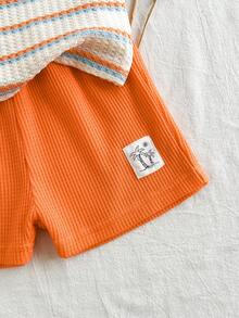 SHEIN Bộ áo vest không tay cổ tròn kẻ sọc cam và xanh dương cho bé trai mùa hè, phối cùng quần short cam, kiểu dáng năng động và dễ thương, phù hợp cho các hoạt động ngoài trời và những buổi tiệc vui vẻ. - Nhiều màu - Xem 7