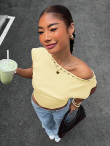 Muchica 女士夏季休闲通勤纯色不对称领纽扣装饰修身短款针织上衣 - 鵝黃色 - 查看 6