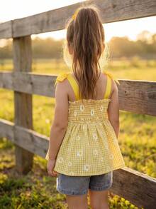 SHEIN Elladie kids 两件套女童清新甜美黄色格子雏菊印花吊带背心搭配浅蓝色牛仔短裤。上衣采用黄白格子面料，饰以雏菊印花，配有可调节细肩带，可系成蝴蝶结。下装为浅蓝色牛仔短裤，饰有与上衣相呼应的3D雏菊刺绣细节。这款轻盈舒适的套装非常适合夏季派对、日常出行、户外活动和野餐。2026春夏时尚。 - 黃色 - 查看 2