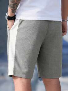 Sorvial Pantalones cortos deportivos casuales para hombres con cordón en la cintura y parche con letras de color contrastante - Gris - Ver 2