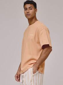 Camiseta de manga corta oversize con gran estampado gráfico con eslogan "MUSERO HOTEL" en la espalda, esencial para vacaciones de primavera y verano - Naranja - Ver 3