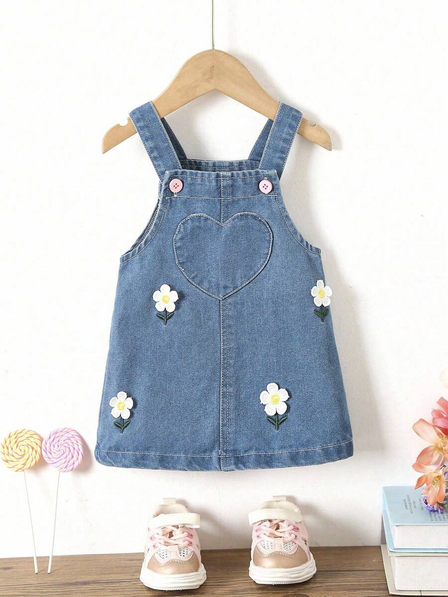 SHEIN Vintaside Kids 女婴牛仔背带裙，夏季轻薄新款，可爱甜美街头风设计，百搭，水洗中蓝色，适合夏季度假，简约爱心口袋装饰，粉色贴片可调节肩带，3D立体花卉刺绣，宽松无弹棉质牛仔面料，柔软舒适，适合日常穿着、派对、上学、通勤等场合，2026夏季新款
