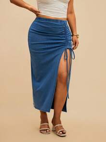 SHEIN CURVE+ Falda midi de mezclilla con cordón y fruncido para mujer de talla grande, atuendos casuales de verano, vintage y de fiesta para mujeres de talla grande, moda versátil para mujer de talla grande con cordón, fruncido y abertura, falda de línea A de mezclilla para el verano - Azul lavado medio - Ver 3