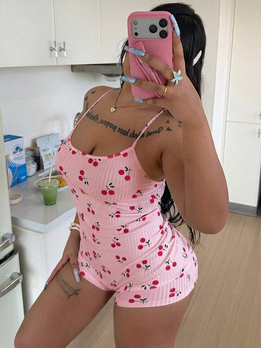 SHEIN 大码樱桃印花交叉露背舒适连体睡衣 - 粉色 - 查看 1