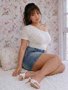 CovetEZ 大码女式刺绣不对称领短袖修身时尚T恤 - 米色 - 查看 4