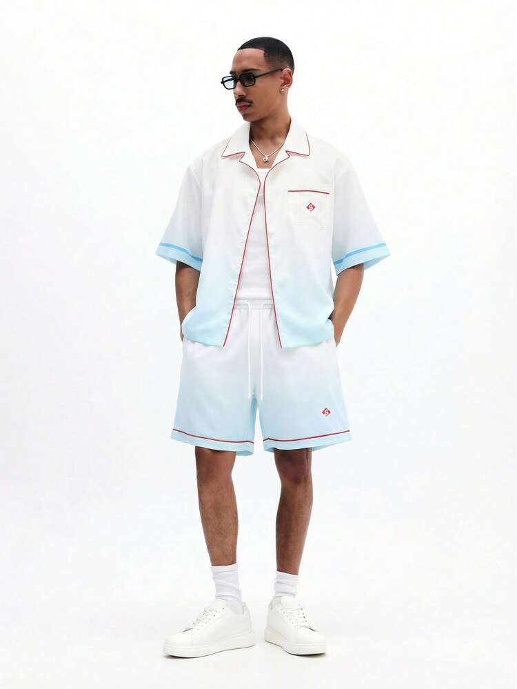 Ensemble coordonné chemise boutonnée dégradé et short coupe boîte. Tenue d'été pour les vacances. Deux pièces, collection décontracté homme, coupe décontractée
