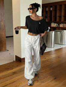 SHEIN EZwear Áo thun nữ 100% cotton màu đen, phong cách thể thao tối giản, thích hợp cho tiệc tùng, sân bay, lễ hội âm nhạc, trang phục mùa hè. Kiểu dáng thoải mái, gợi cảm, hở vai, dáng rộng, cổ tròn, thanh lịch. - màu đen - Xem 6