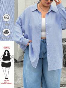 SHEIN CURVE+ Áo sơ mi dài tay cài cúc màu xanh dương xẻ tà sau, kiểu dáng thường ngày thoải mái, dễ mặc, cơ bản, đa năng, tôn dáng dành cho nữ, thích hợp mặc mùa xuân/hè, trang phục mùa xuân, áo kiểu nữ, kiểu dáng đơn giản, áo công sở, áo kẻ sọc. - Màu xanh lam - Xem 2