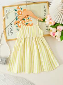 SHEIN Đầm hai dây màu hồng kẻ sọc thời trang, thanh lịch, tối giản cho bé gái, chất liệu vải dệt thoải mái với nơ 3D trang trí, hàng mới về mùa xuân/hè, phù hợp cho tiệc sinh nhật, mặc hàng ngày, đi nghỉ mát và tạo nên bộ trang phục dễ thương. - Màu vàng - Xem 2