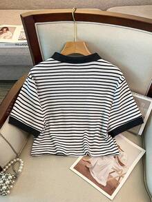 GlowEve CURVE 大码女式优雅Polo领条纹撞色短款T恤，适合日常通勤、外出、聚会、拍照、度假等场合穿着 - 黑與白 - 查看 2