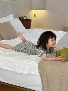Dazy Kids Bộ đồ ngủ 2 món cho bé gái gồm áo thun dài tay cổ tròn và quần short rộng. - Xám - Xem 7