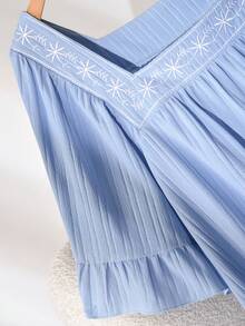 SHEIN Cosyjoi 大码女式方领刺绣荷叶袖纹理面料蓝色衬衫，休闲大码衬衫，春夏新品 - 淺藍色 - 查看 4