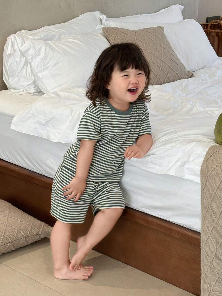 Dazy Kids Bộ đồ ngủ 2 món cho bé gái gồm áo thun dài tay cổ tròn và quần short rộng. - Xám - Xem 1
