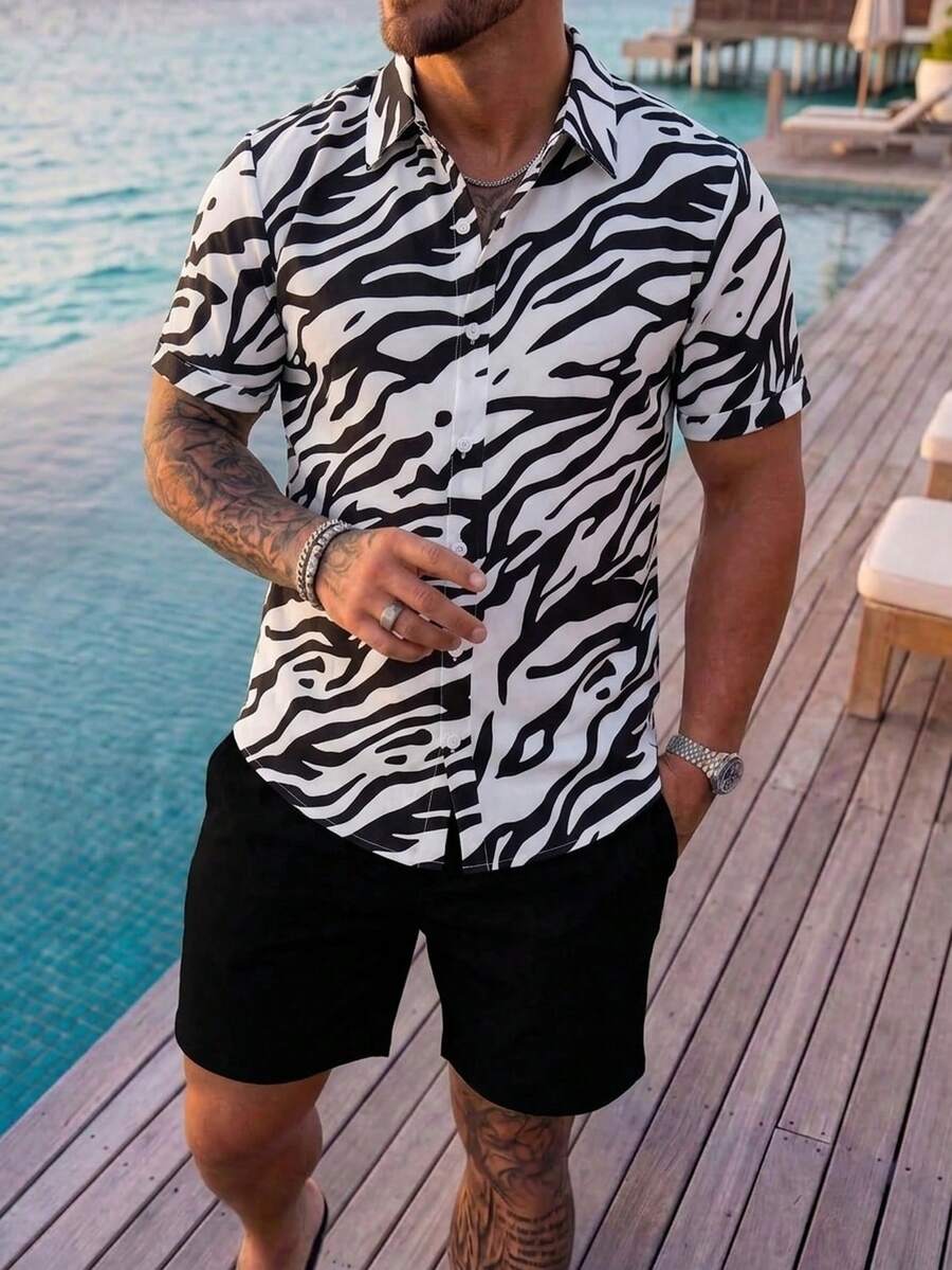 Surfspeed Camisa casual masculina com estampa de zebra e gola abotoada, coleção primavera/verão 2026, combinada com bermudas folgadas: um look confortável para férias na praia. - Preto e Branco - Ver 1