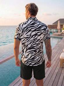 Surfspeed Camisa casual masculina com estampa de zebra e gola abotoada, coleção primavera/verão 2026, combinada com bermudas folgadas: um look confortável para férias na praia. - Preto e Branco - Ver 4