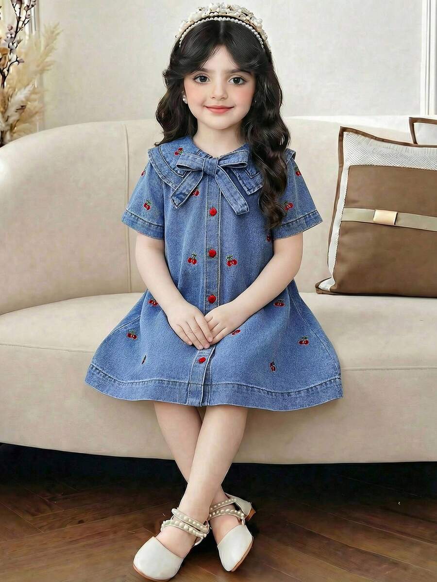 SHEIN 少女樱桃刺绣蓝色牛仔领连衣裙 - 中等水洗藍 - 查看 1