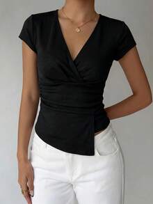 Aloruh 深V领褶皱短袖修身女式T恤，时尚通勤风腰部褶皱不对称下摆喇叭袖V领女士上衣，夏季服装，优雅褶皱休闲女式衬衫 - 黑色 - 查看 4