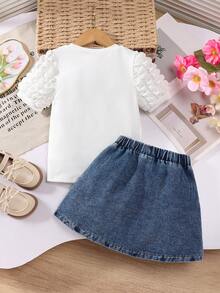 Elladie kids 两件套女童春夏套装，白色短袖上衣+牛仔裙；泡泡袖设计，袖口饰有荷叶边，胸前印有粉色蝴蝶结，百褶裙也饰有粉色蝴蝶结，甜美可爱风格，适合日常外出和亲子活动 - 白色 - 查看 3