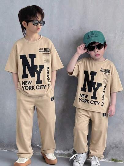 SHEIN Bộ 2 món áo thun cổ tròn và quần short kiểu sinh viên dành cho bé trai tuổi teen, in chữ lớn, phù hợp cho đi học, đi làm, mặc hàng ngày, chơi thể thao, mùa xuân/hè.