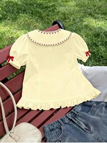 SHEIN Sweetro Áo sơ mi trắng tay ngắn cổ Peter Pan cỡ lớn, cài cúc phía trước, họa tiết dâu tây, viền bèo nhún, phong cách tối giản ngọt ngào, giúp tôn dáng. - Màu vàng ngỗng - Xem 2